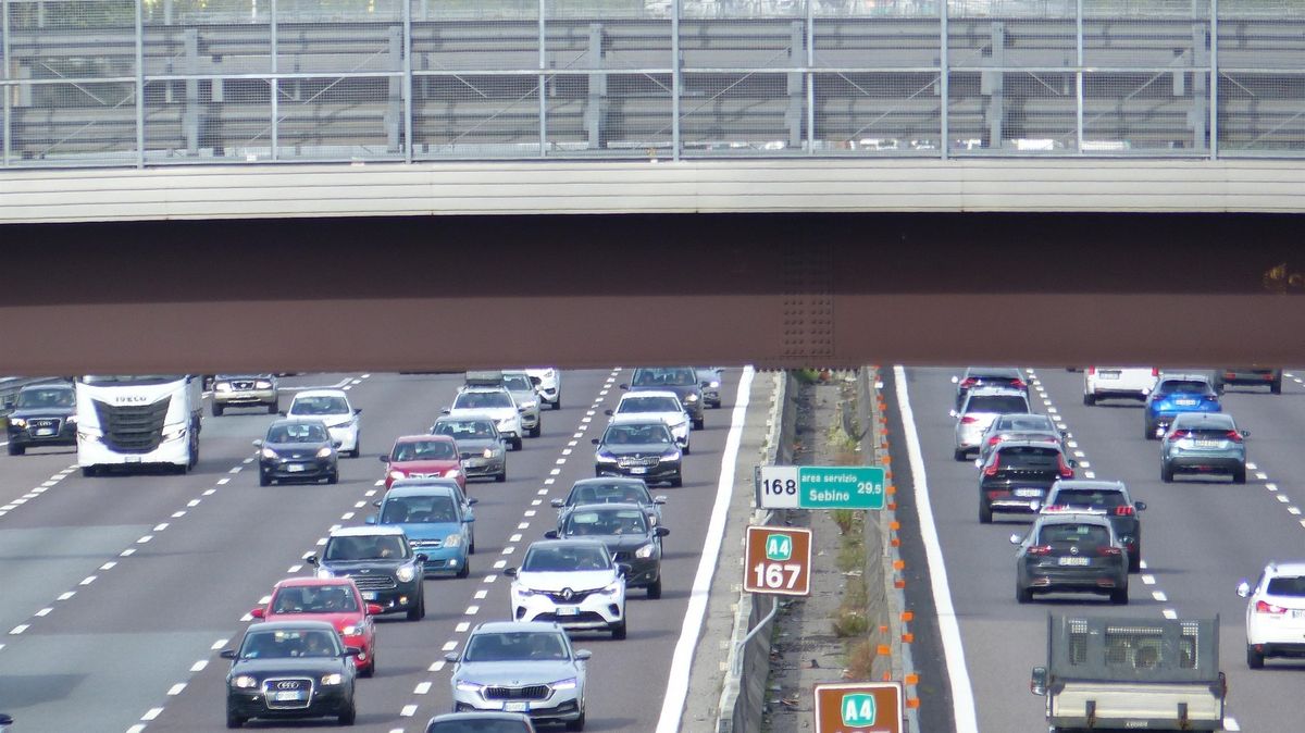 Lombardie se dusí, zastavuje provoz starších aut a omezuje vytápění